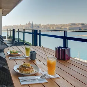 Land's End, Boutique **** Sliema